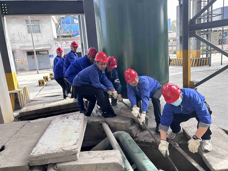 黨徽閃耀生產(chǎn)線 降本增效勇爭先 ——賽柯瑞思公司組織黨員赴生產(chǎn)一線開展義務(wù)勞動(dòng)