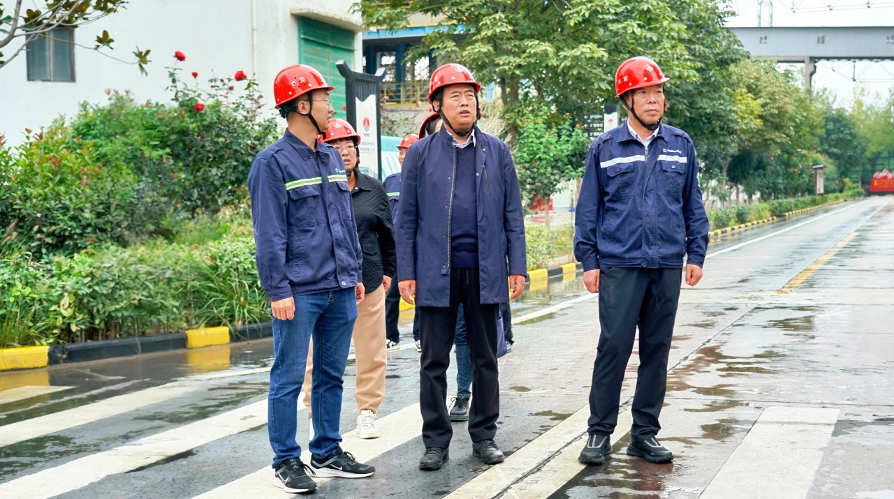 送慰問 聽建議 抓創新 促新品——周紅到富平公司調研并看望慰問在崗干部職工